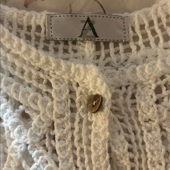 NWOT White Crochet Sleeveless Top/vest. - Picture 2 of 3